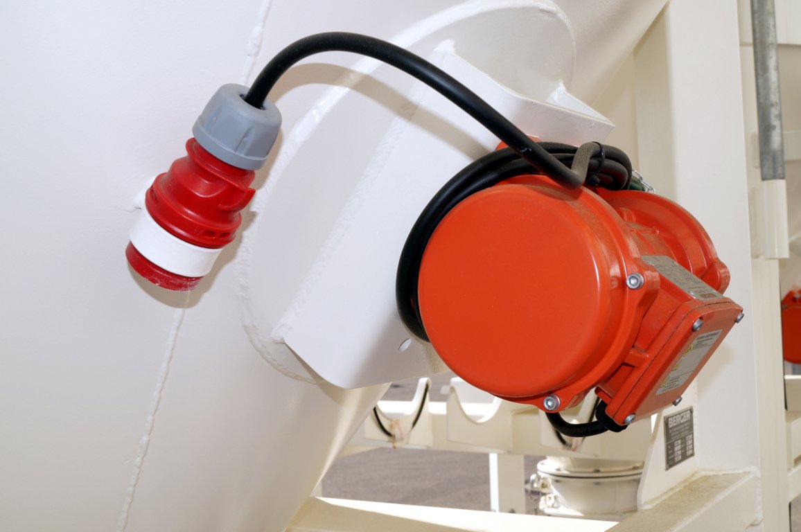 Elektrischer Vibrationsmotor (Drehstrom-Unwuchtmotor) als Außenrüttler für die Anbringung an Silos zur Verhinderung von Materialfluss- bzw. Verdichtungsproblemen. Elektrischer Vibrationsmotor (Drehstrom-Unwuchtmotor) als Außenrüttler für die Anbringung an Silos zur Verhinderung von Materialfluss- bzw. Verdichtungsproblemen.